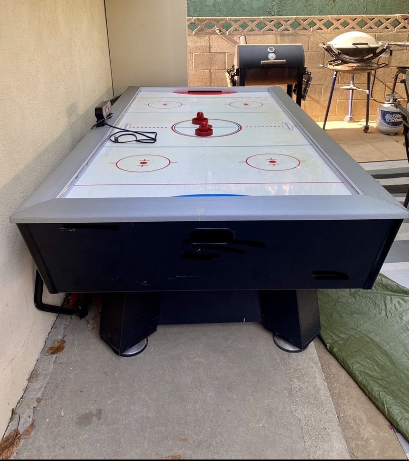 Air hockey table