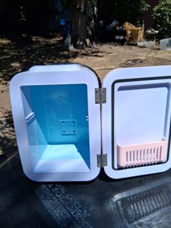 !! Mini Refrigerator Hot/Cold Works Great No Shelve Has Cord