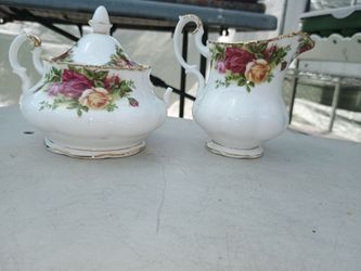 Vintage Royal Albert Old country roses set of 2