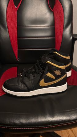 Size 6 Black and Gold Jorden 1’s
