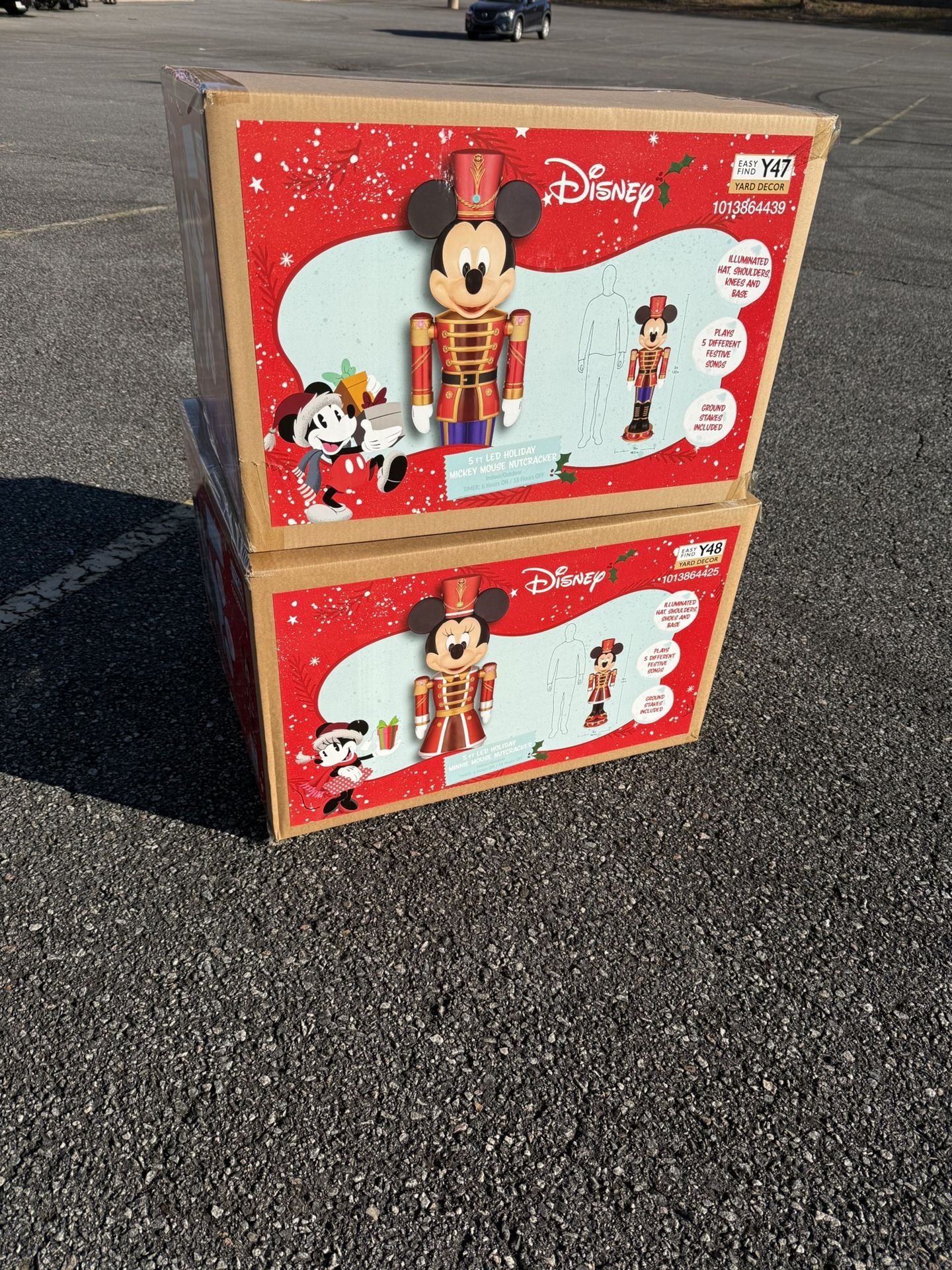 MICKEY AND MINNIE MOUSE NUTCRACKER IN HAND SEALED