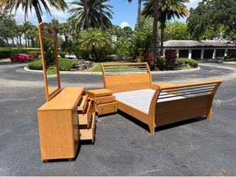 Beautiful Bedroom Set Queen Size Solid Wood Maple Color Like New by Palliser Furniture