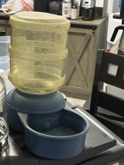 Gravity pet water bowl