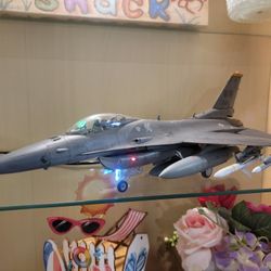 F16 FIGHTING FALCON MODEL 