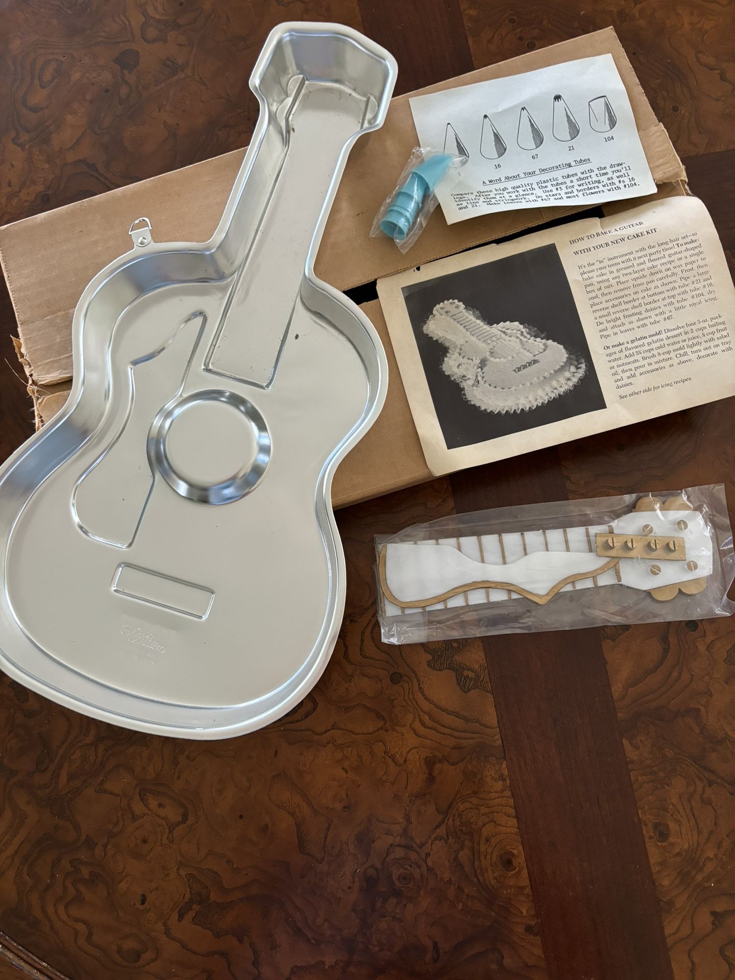 New Vintage Wilton Guitar Shape Cake Pan
