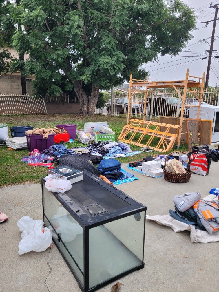 Yard Sale Sant Ana  1511 LA Bonita St