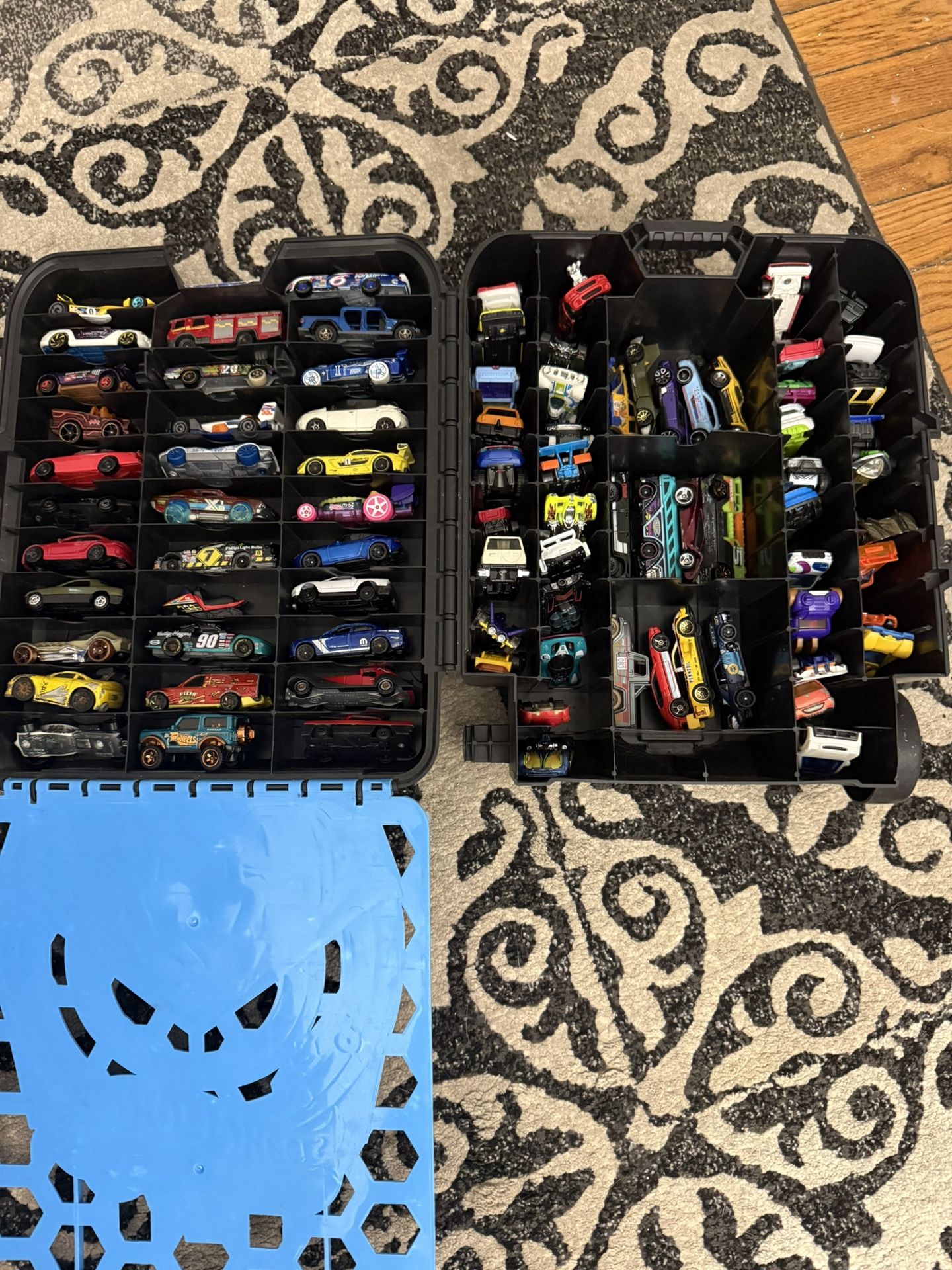 Hot wheels Cars With Case And 85 Cars 