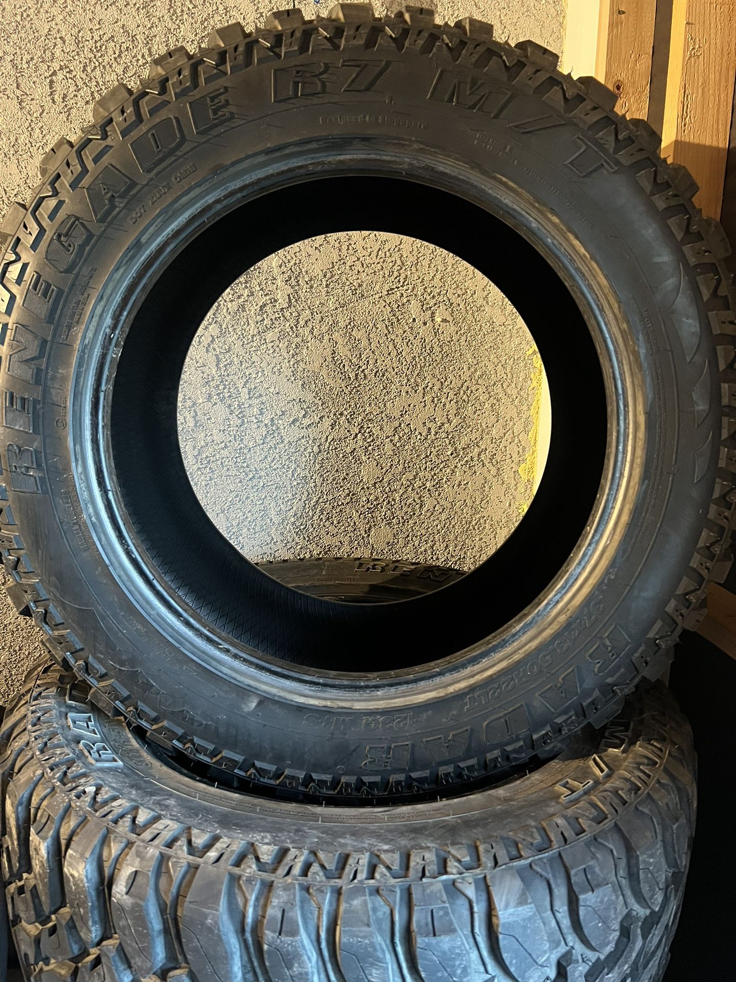 Tires 37x13.50R22 