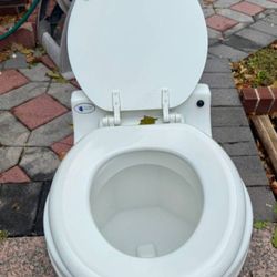 Laveo Potable toiket With Onboard Battery Power