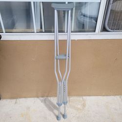 ALUMINUM CRUTCHES 5"2 UP 5"10