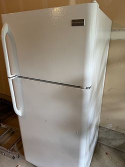 Frigidaire Top-Freezer Refrigerator White
