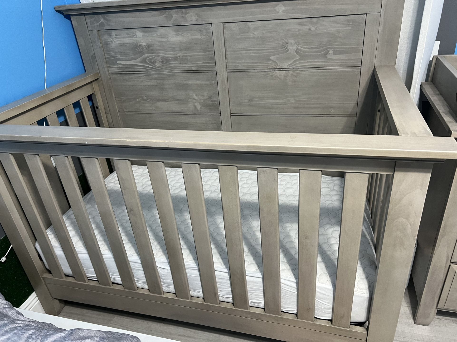 Oxford Baby Crib and Matching Dresser