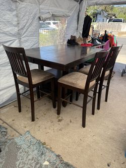Table With 3 Chairs 