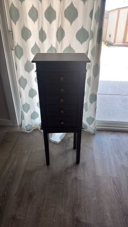 Standing jewelry box