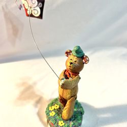 VTG Jim Shore Enesco Heartwood Creek Collection Resin Bear Flying a Kite Figurine