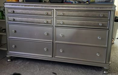 Glam silver 6 drawer dresser