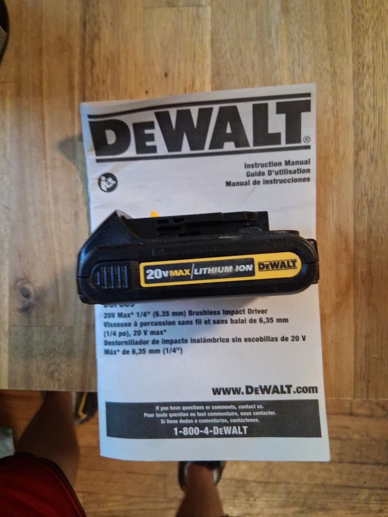 DeWALT DCF809 20v 2 Amp & 4 Amp Battery With 120 V Plug-in