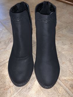 Woman black fall booties with heel