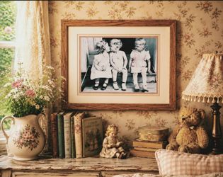 Vintage Framed “The Kiss” Children’s Photo Print – Nostalgic Childhood Wall Art