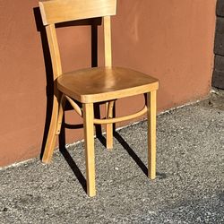 Vintage Thonet-Style Bentwood Bistro Dining Chair – Blonde Wood  Description: Classic Thonet-style bentwood dining chair in blonde wood finish. Featur
