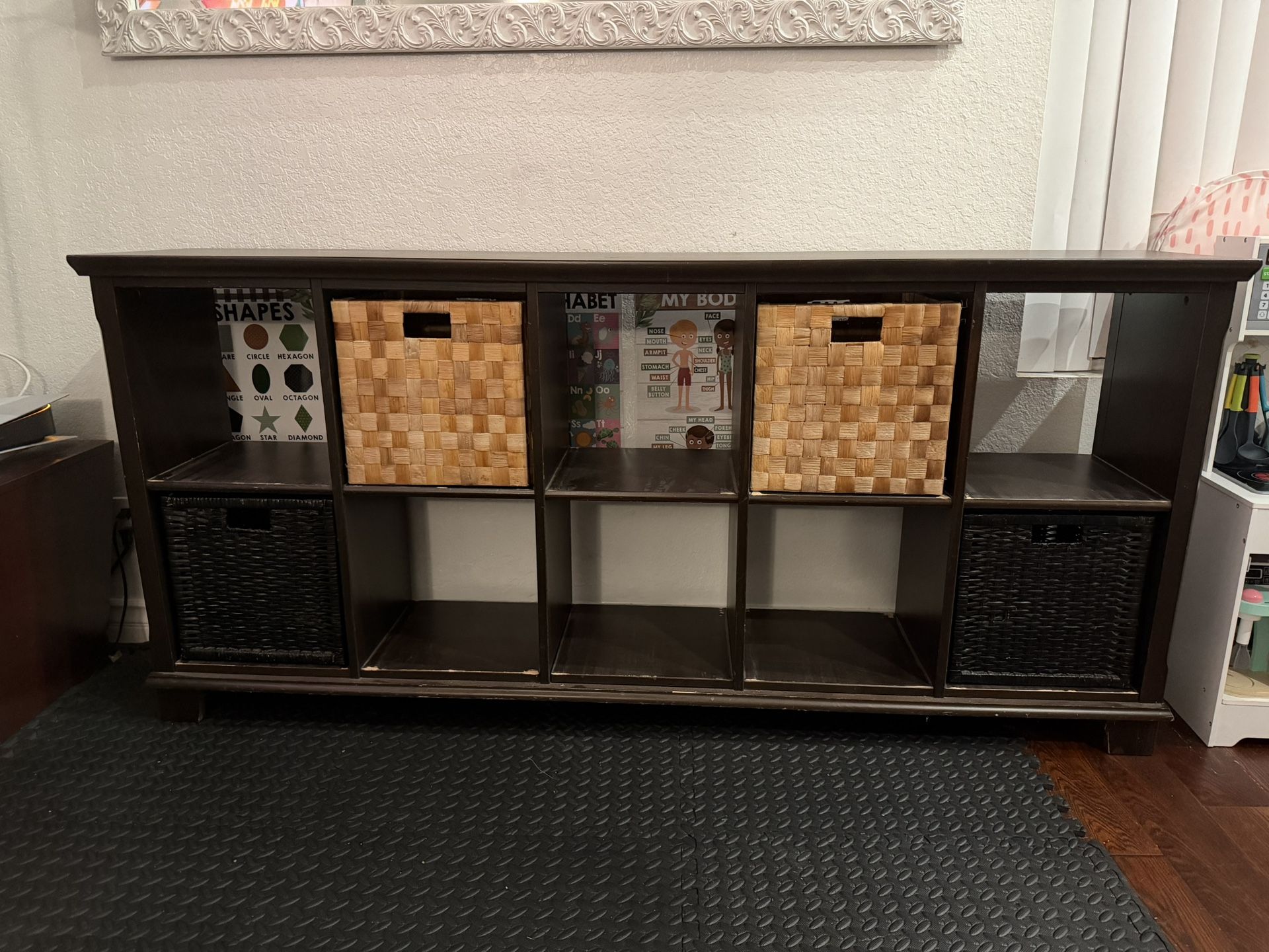 Wooden Cubby With 4 Wicker Baskets