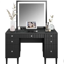 Tresanti Marilyn Vanity With Mirror