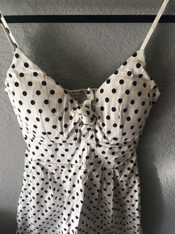 Med polka dot dress.
