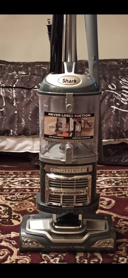 Vacuum Cleaner Shark Navigator Professional Very Clean