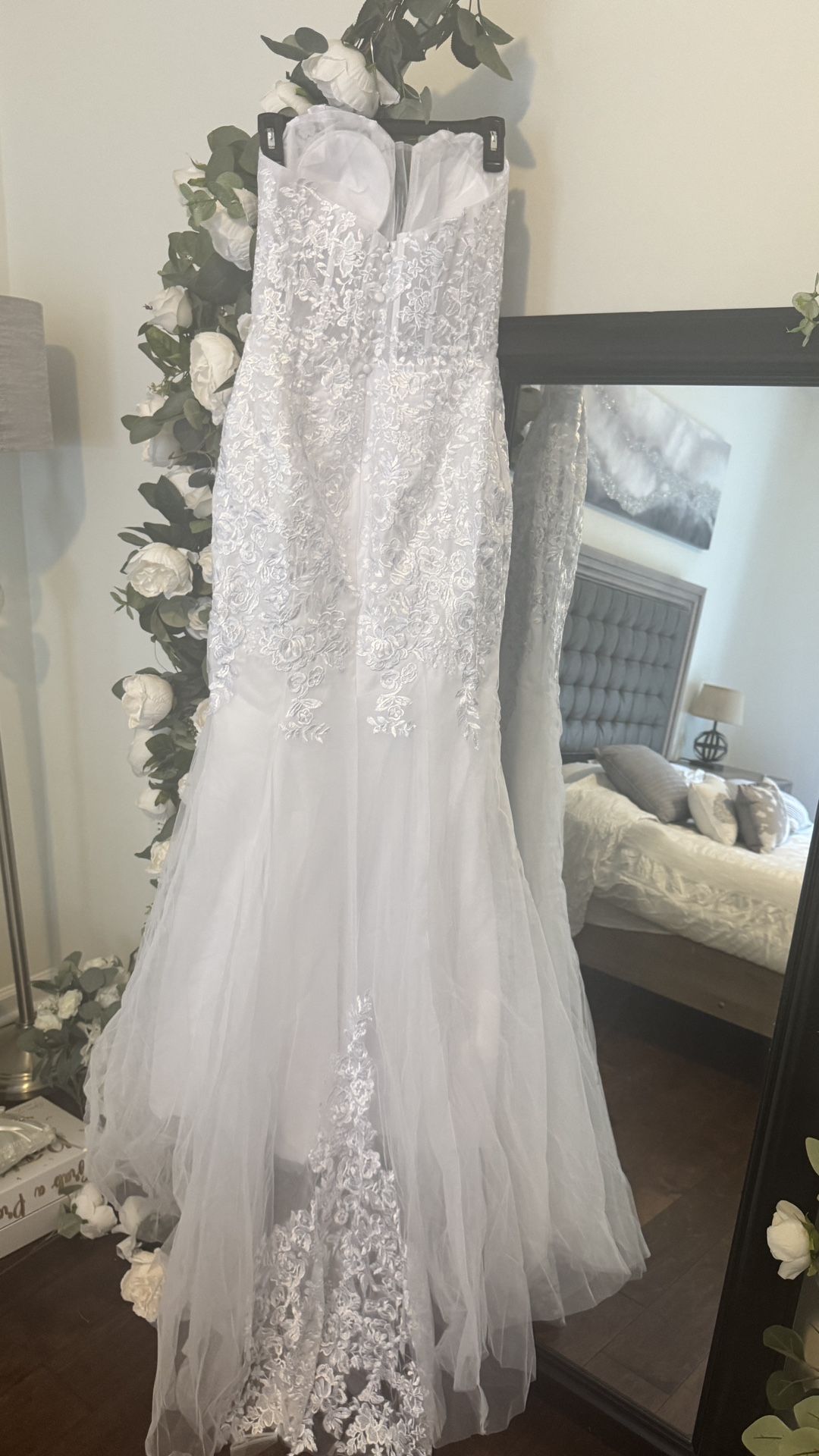 Beautiful White Never Worn Wedding Dress US SIZE 6