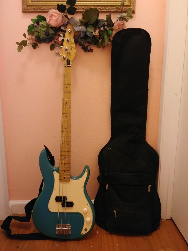 PEAVEY BASS GUITAR