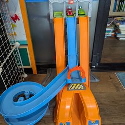 Hot wheels fisher price little people race track