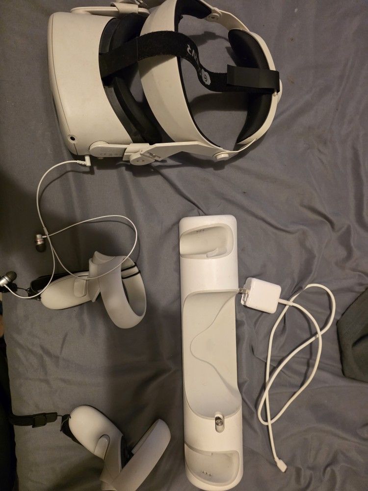 Quest 2 With Charging Deck