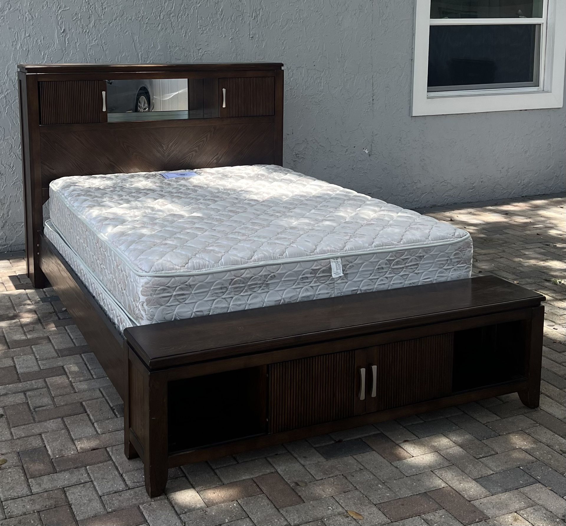 Beautiful Queen size bed, with storage, with ottoman, mattress and boxspring included. I can deliver for an additional cost.