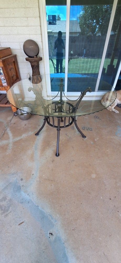 Round breakfast/dining Table