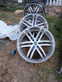 24-in Rims With The Center Cap