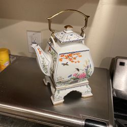 Beautiful 1986 Franklin Mint Japan Vintage Tea Pot.