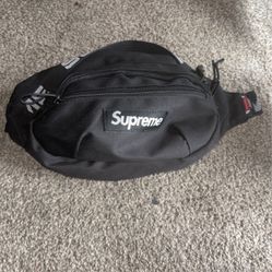 SUPREME Cross Body Bag Never Worn Price Negotibale 
