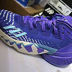 Size 2.5 Youth Adidas Unisex-Child Donovan Mitchell Issue 4 Basketball Shoes