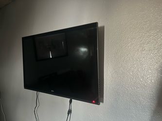 LG Flat Screen TV Wall Mounted