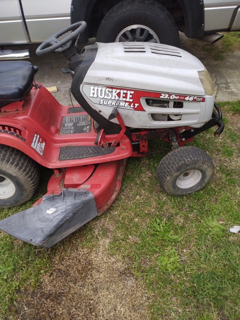 Huskee Supreme Lawn Tractor 46" Cut
