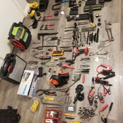  Milwaukee  Hammer Drill/ 2  12V/24V Jump starter  Socket  Power Banks ...