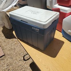 Ice Chest Cooler By IGloo  I ASK $25.00