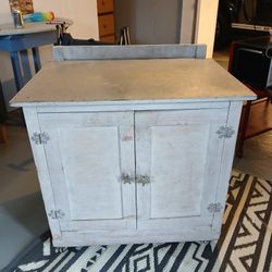 Cabinet With à Metal Top 