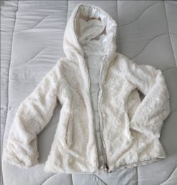 ✅️ Girls Ivory Faux Fur Jacket w/Pockets• Size M (8-10)• Great Condition• $20firm
