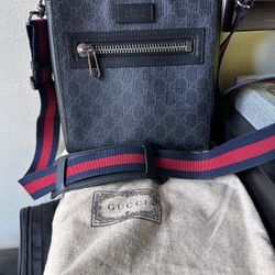 Gucci Gg Supreme Messenger Bag 