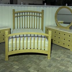 Beautiful Queen size bedroom set, wood and marble, mattress included. Delivery available for an additional cost. Still in very good condition.