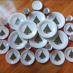 32 Piece Kingsbridge International Christmas Collection  Plates, Cups & Saucers