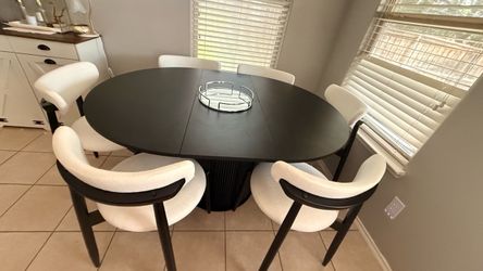 Table with 6 chairs /Mesa con 6 sillas