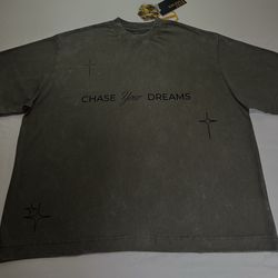 “Chase Your Dreams” Oversized Grey T-Shirt – Motivational Streetwear (Size M)