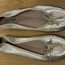 Woman’s Gold SM Flats Size 9